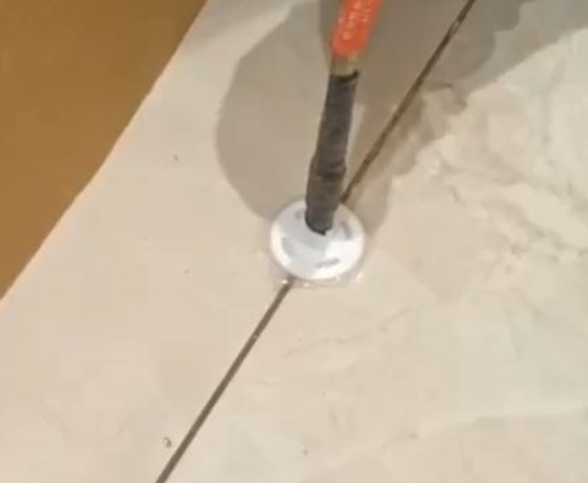 钦州瓷砖空鼓维修公司专业解答瓷砖在铺贴过程中，如果没有涂抹均匀到位的粘结材料（如水泥砂浆或瓷砖胶），可能会导致以下问题