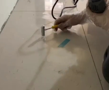 钦州瓷砖开裂维修公司专业分享瓷砖在铺贴前如果没有沥干水分，将会导致以下问题